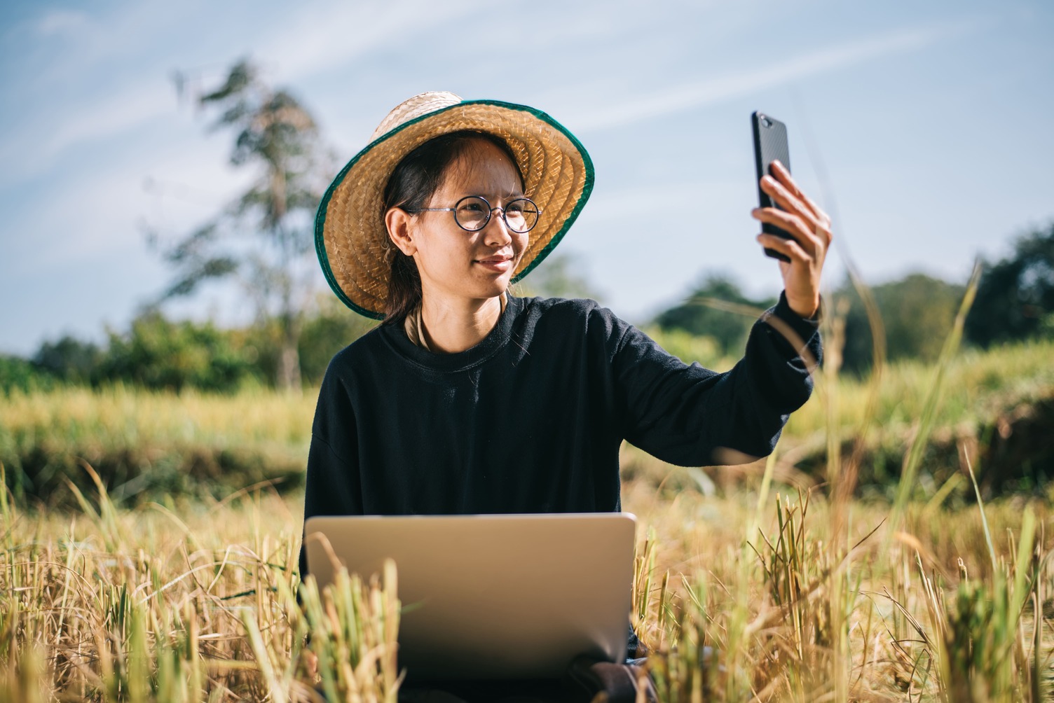 Menghadapi Tantangan dan Peluang dalam Adopsi Internet Cepat di Daerah Terpencil Indonesia